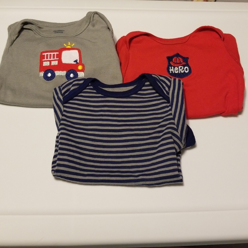 3 pack Gerber onesie bundle